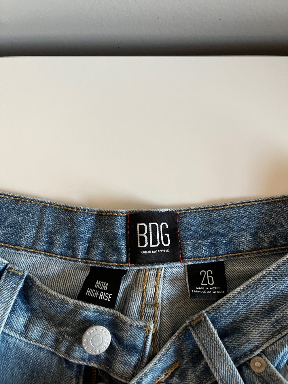Urban Outfitters BDG Mom High-Rise Denim Shorts Size 26 - Picture 3 of 3